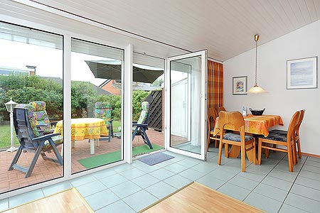 Ferienhaus „Nordseeluft“ - Wohnzimmer mit integriertem Küchenbereich