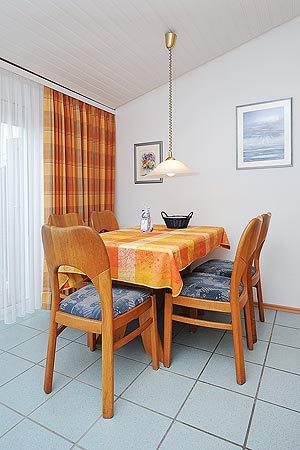 Ferienhaus „Nordseeluft“ - Wohnzimmer mit integriertem Küchenbereich
