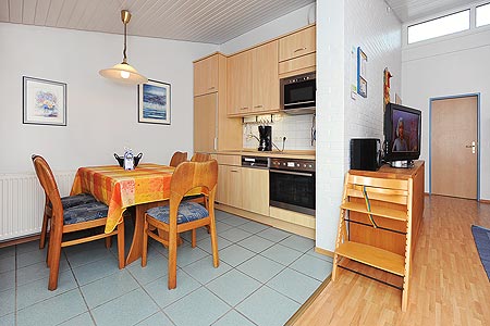 Ferienhaus „Nordseeluft“ - Wohnzimmer mit integriertem Küchenbereich