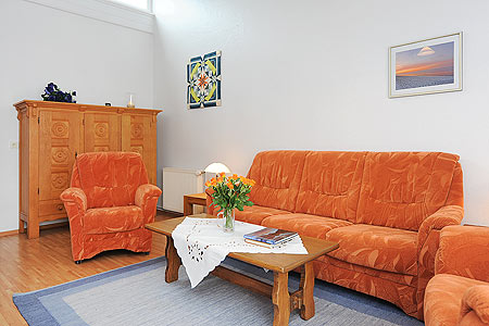 Ferienhaus „Nordseeluft“ - Wohnzimmer mit integriertem Küchenbereich