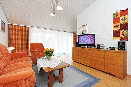 Ferienhaus „Nordseeluft“ - Wohnzimmer mit integriertem Küchenbereich