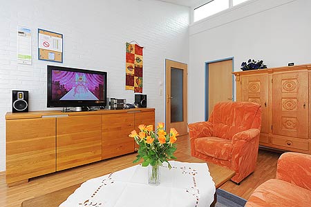 Ferienhaus „Nordseeluft“ - Wohnzimmer mit integriertem Küchenbereich