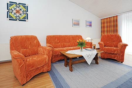 Ferienhaus „Nordseeluft“ - Wohnzimmer mit integriertem Küchenbereich