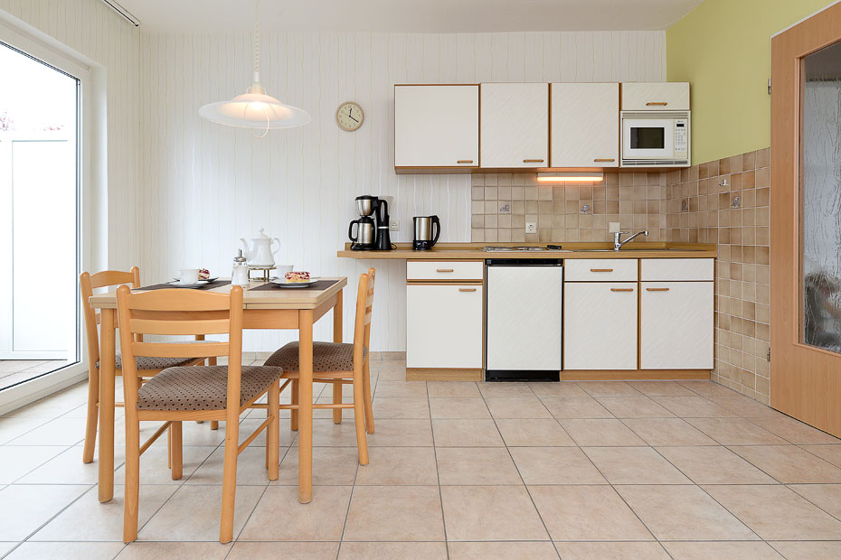 Ferienwohnung „oben links“ - Wohnzimmer mit integriertem Küchenbereich