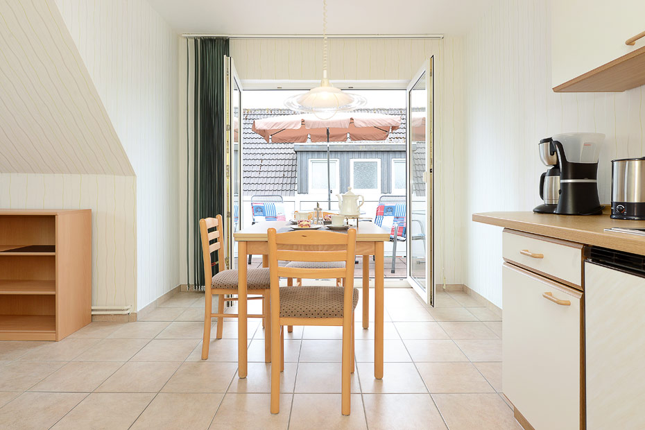 Ferienwohnung „oben links“ - Wohnzimmer mit integriertem Küchenbereich