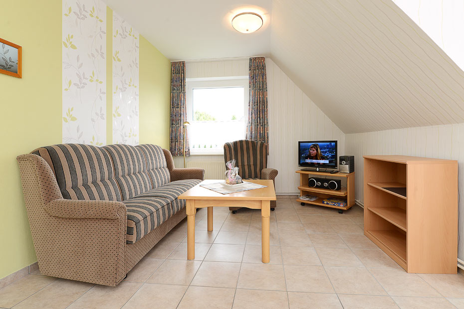 Ferienwohnung „oben links“ - Wohnzimmer mit integriertem Küchenbereich