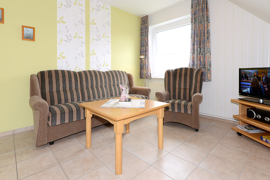 Ferienwohnung „oben links“ - Wohnzimmer mit integriertem Küchenbereich