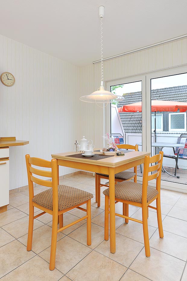 Ferienwohnung „oben rechts“ - Wohnzimmer mit integriertem Küchenbereich