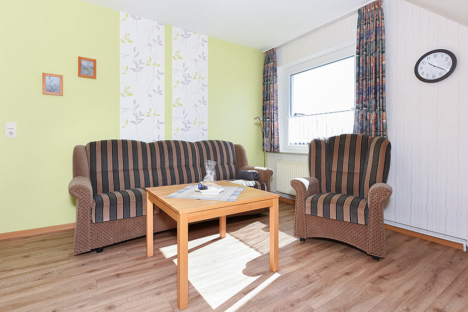 Ferienwohnung „oben links“ - Wohnzimmer mit integriertem Küchenbereich