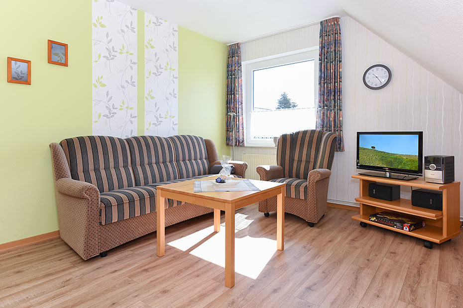 Ferienwohnung „oben links“ - Wohnzimmer mit integriertem Küchenbereich