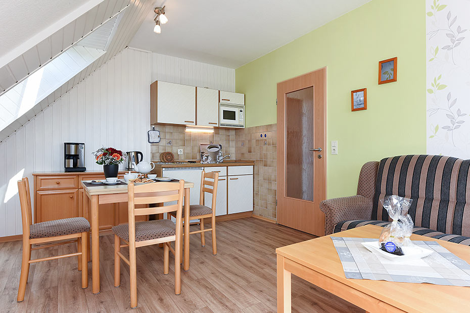 Ferienwohnung „oben links“ - Wohnzimmer mit integriertem Küchenbereich