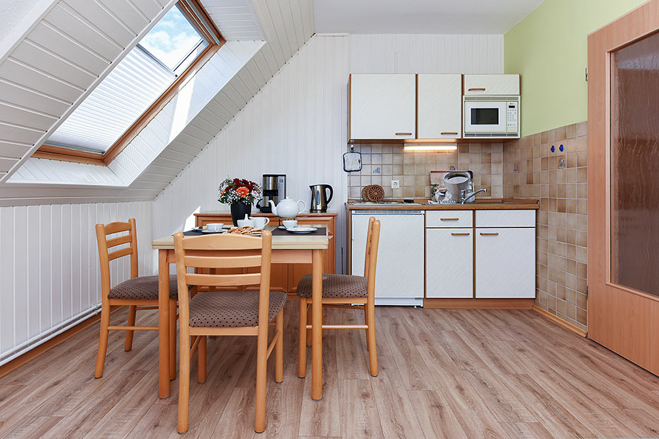 Ferienwohnung „oben links“ - Wohnzimmer mit integriertem Küchenbereich