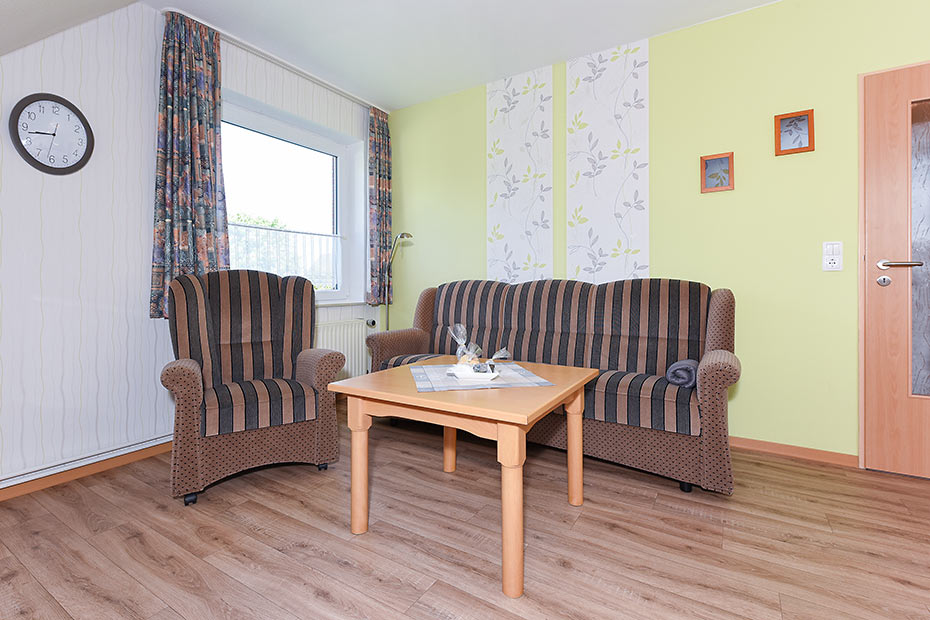 Ferienwohnung „oben rechts“ - Wohnzimmer mit integriertem Küchenbereich