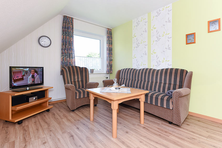 Ferienwohnung „oben rechts“ - Wohnzimmer mit integriertem Küchenbereich