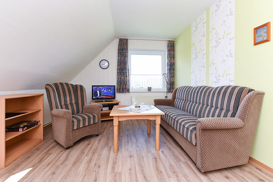 Ferienwohnung „oben rechts“ - Wohnzimmer mit integriertem Küchenbereich