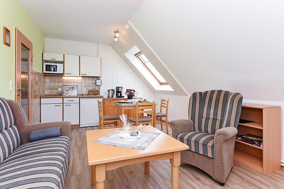 Ferienwohnung „oben rechts“ - Wohnzimmer mit integriertem Küchenbereich