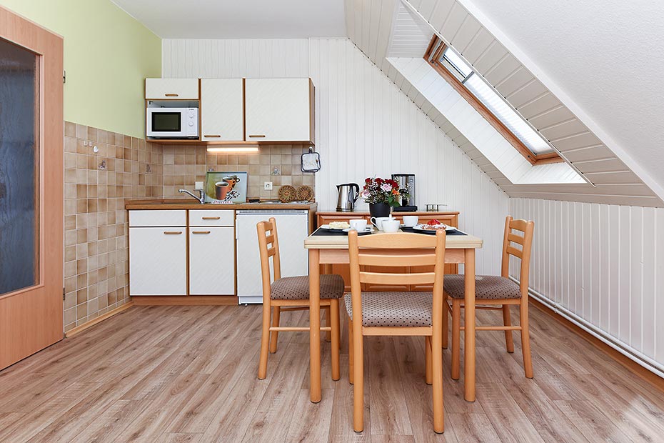 Ferienwohnung „oben rechts“ - Wohnzimmer mit integriertem Küchenbereich