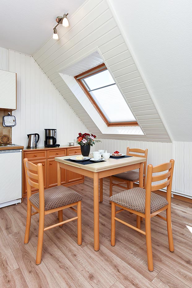 Ferienwohnung „oben rechts“ - Wohnzimmer mit integriertem Küchenbereich