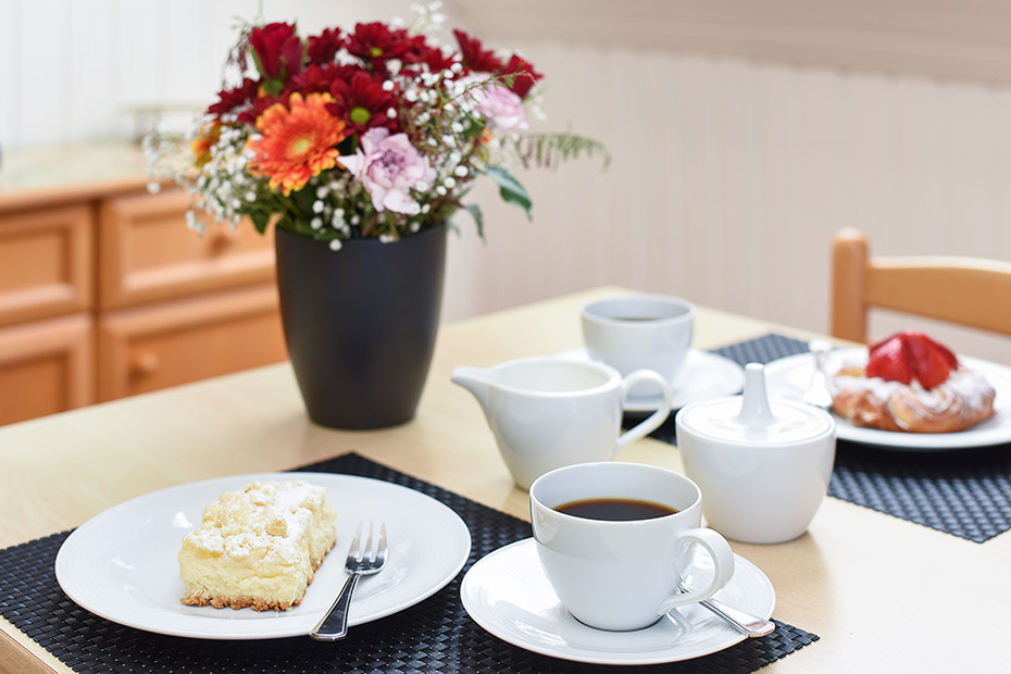 Ferienwohnung „oben rechts“ - Wohnzimmer mit integriertem Küchenbereich