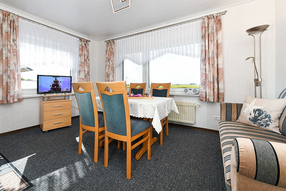 Ferienwohnung „Backbord“ - Wohnzimmer mit integriertem Küchenbereich