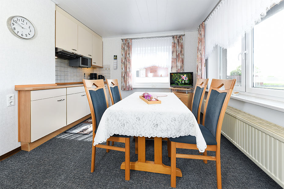 Ferienwohnung „Backbord“ - Wohnzimmer mit integriertem Küchenbereich