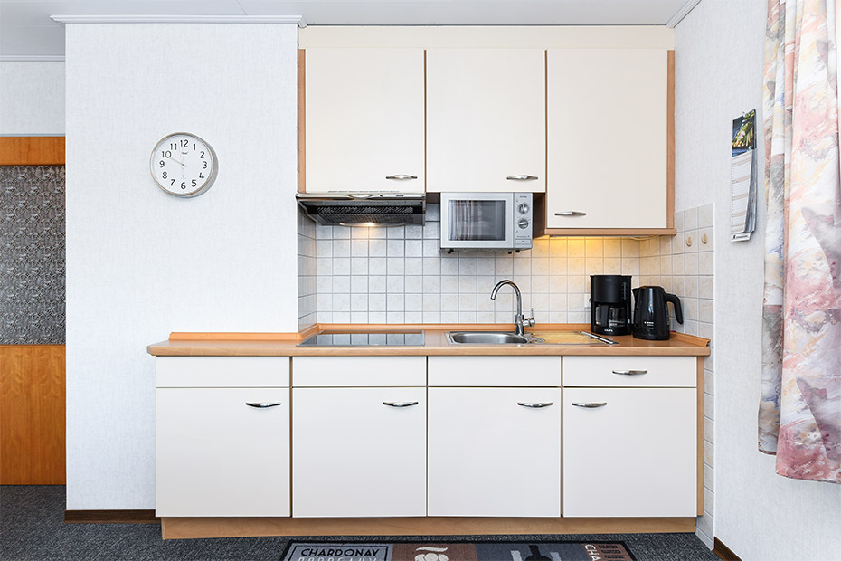 Ferienwohnung „Backbord“ - Wohnzimmer mit integriertem Küchenbereich