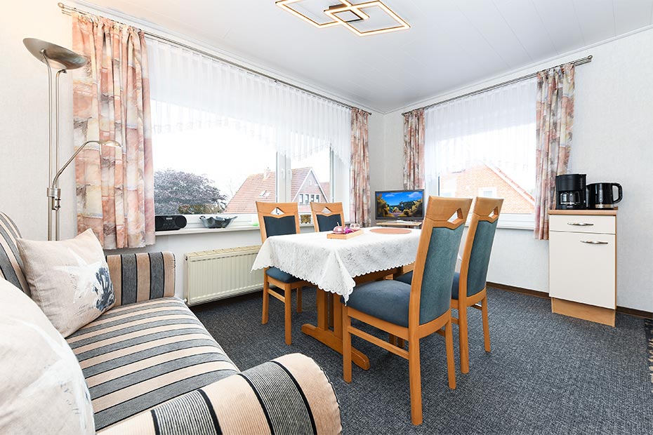 Ferienwohnung „Steuerbord“ - Wohnzimmer mit integriertem Küchenbereich