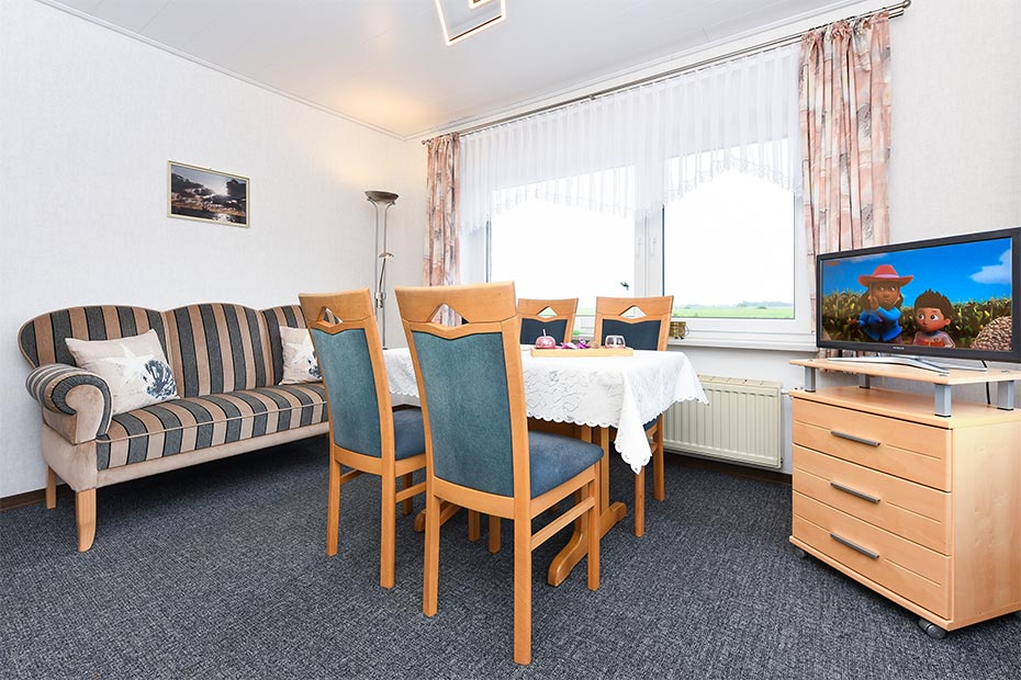 Ferienwohnung „Steuerbord“ - Wohnzimmer mit integriertem Küchenbereich