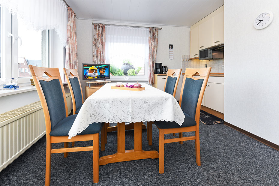 Ferienwohnung „Steuerbord“ - Wohnzimmer mit integriertem Küchenbereich