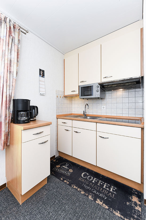 Ferienwohnung „Steuerbord“ - Wohnzimmer mit integriertem Küchenbereich