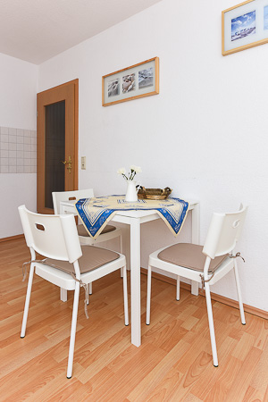 Ferienwohnung 2 - Wohnzimmer mit integriertem Küchenbereich