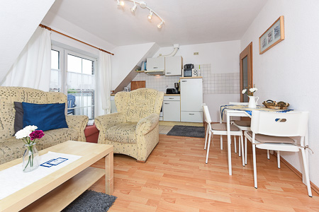 Ferienwohnung 2 - Wohnzimmer mit integriertem Küchenbereich