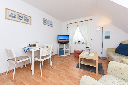 Ferienwohnung 2 - Wohnzimmer mit integriertem Küchenbereich