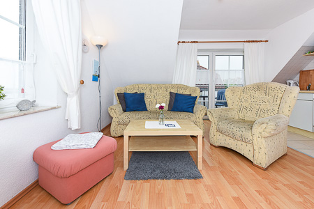 Ferienwohnung 2 - Wohnzimmer mit integriertem Küchenbereich