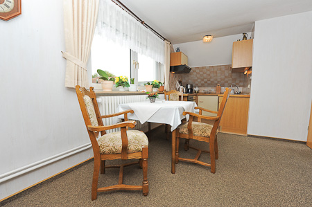 Ferienwohnung „Deich“ - Wohnzimmer mit integriertem Küchenbereich