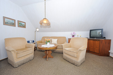 Ferienwohnung „Deich“ - Wohnzimmer mit integriertem Küchenbereich