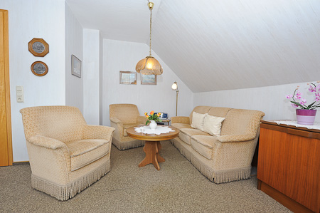 Ferienwohnung „Deich“ - Wohnzimmer mit integriertem Küchenbereich