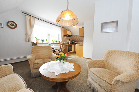 Ferienwohnung „Deich“ - Wohnzimmer mit integriertem Küchenbereich