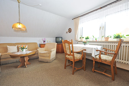 Ferienwohnung „Deich“ - Wohnzimmer mit integriertem Küchenbereich