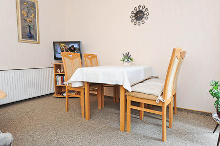 Ferienwohnung „Strand“ - Wohnzimmer mit integriertem Küchenbereich