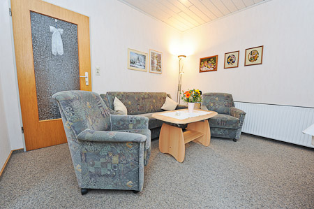 Ferienwohnung „Strand“ - Wohnzimmer mit integriertem Küchenbereich