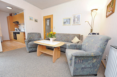 Ferienwohnung „Strand“ - Wohnzimmer mit integriertem Küchenbereich