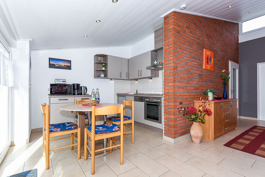 Ferienhaus „Sonnentau“ - Wohnraum mit integrierter Küche