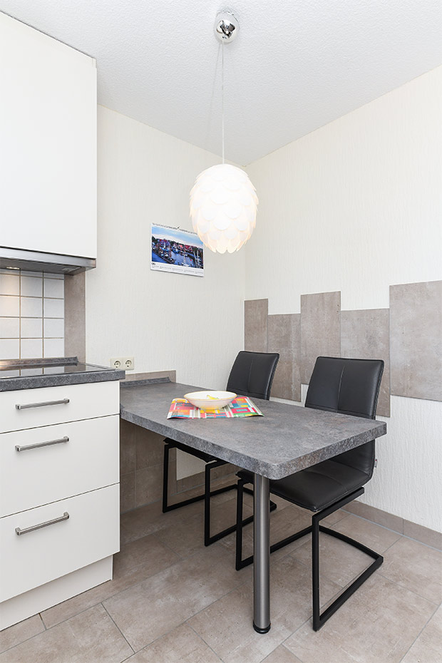 Ferienwohnung 1 - Wohnzimmer mit integriertem Küchenbereich