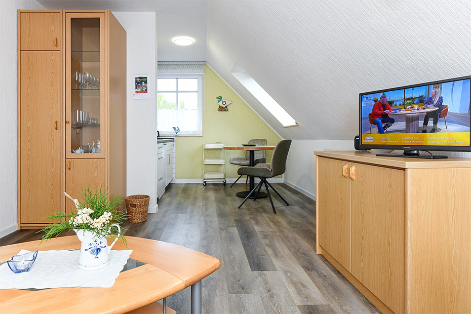 Ferienwohnung 2 - Wohnzimmer mit integriertem Küchenbereich