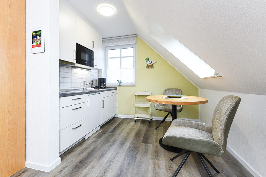 Ferienwohnung 2 - Wohnzimmer mit integriertem Küchenbereich