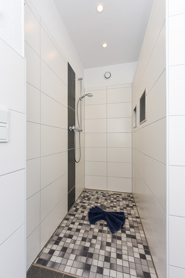 Ferienhaus „Strandperle“ - Badezimmer im Obergeschoss