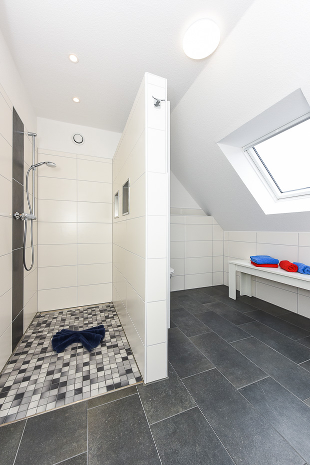 Ferienhaus „Strandperle“ - Badezimmer im Obergeschoss