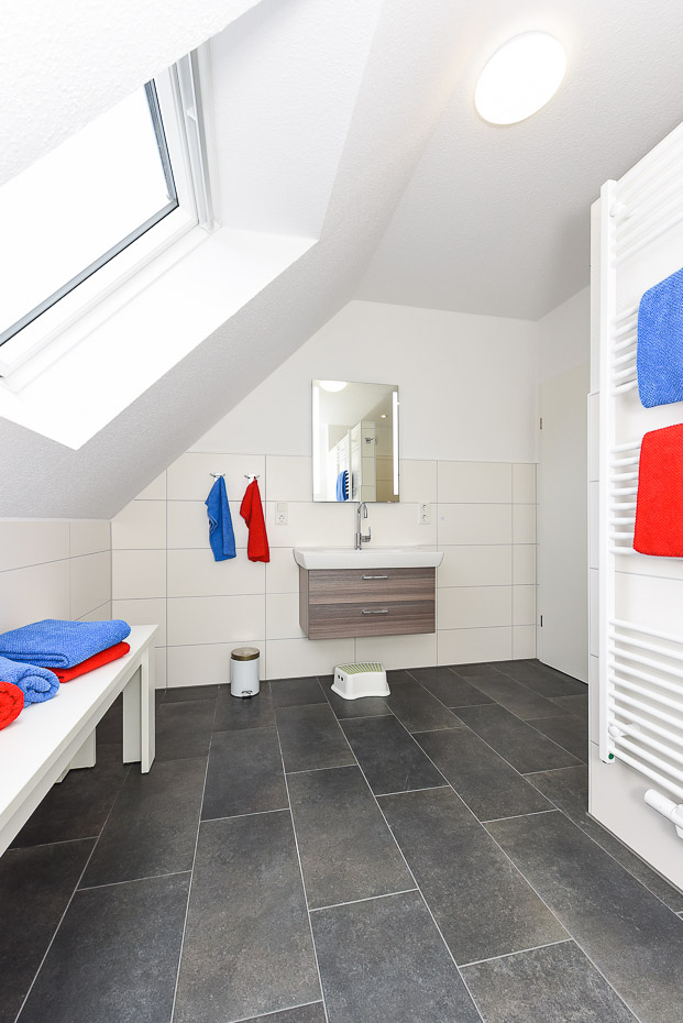 Ferienhaus „Strandperle“ - Badezimmer im Obergeschoss