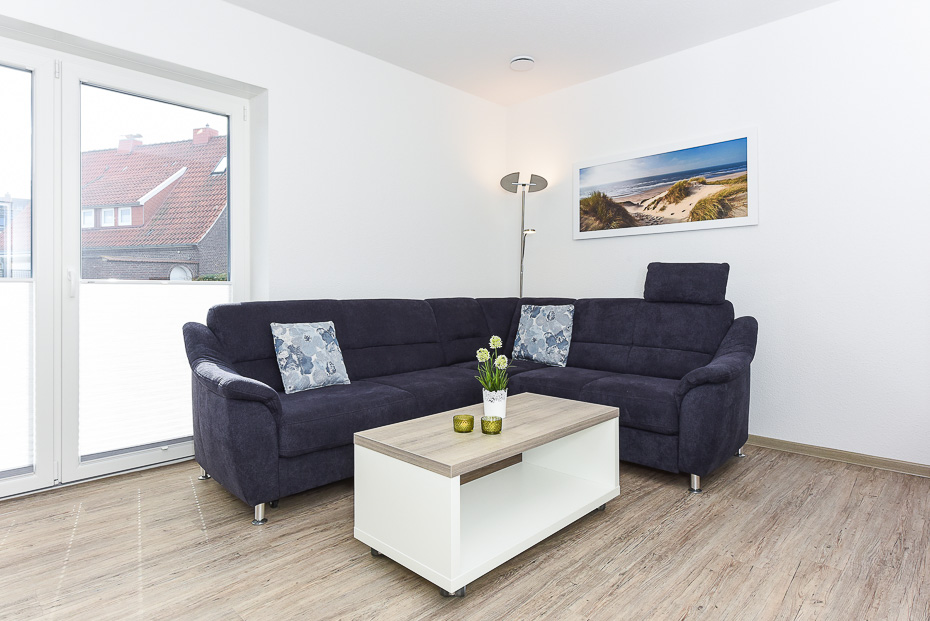 Ferienhaus „Strandperle“ - Wohnraum mit integrierter Küche und Essgruppe